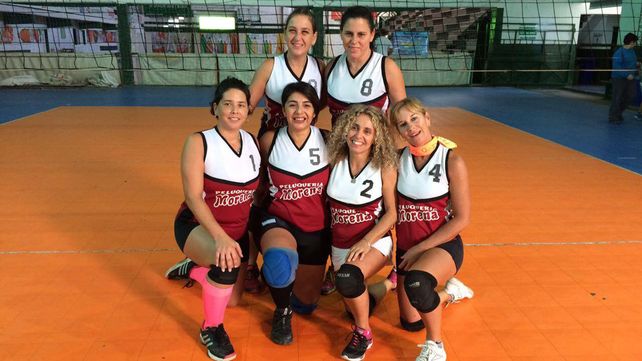 La mamá de Micaela (número 5) formando uno de los equipos de Lanús de Concepción del Uruguay.&nbsp;
