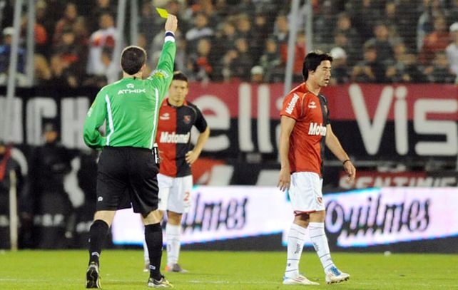Pablo Pérez ve una tarjeta amarilla. Con una más en el partido de mañana se perderá los primeros los dos primeros partidos del Apertura.