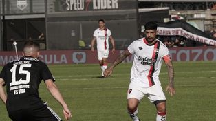 Ever Banega sintió molestias durante el partido entre Newells y Deportivo Riestra. Se lesionó y fue el último que jugó.