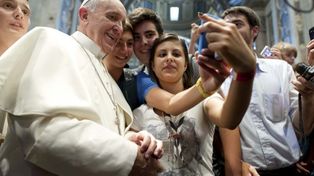 El Papa advirtió que estar demasiado enganchados al celular esclaviza