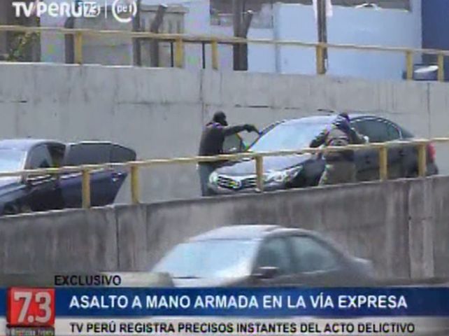 Un violento asalto a mano armada sacució a la Vía Expresa en Perú.