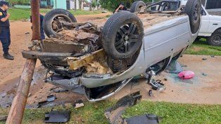 Un vehículo chocó contra una columna, volcó y golpeó a otro auto estacionado, Ocurrió en la mañana del domingo, en Concordia
