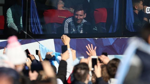 Messi recibió esta mañana el afecto de los hinchas que festejaron el título.