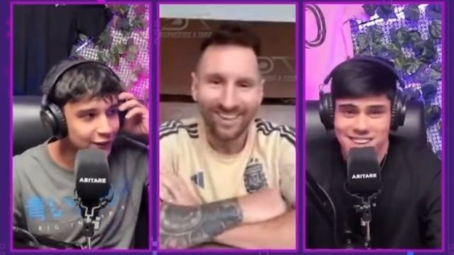 Lionel Messi fue entrevistado por Tomás (de negro)