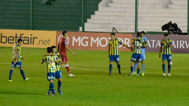 Todo Central festeja en el césped del Florencio Sola la goleada ante Huachipato por la Copa Sudamericana.&nbsp;