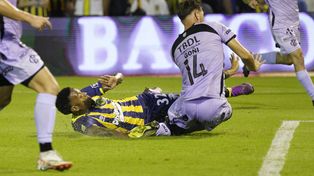 Abel Hernández va al piso ante Barracas Central. Jugó poco y se lesionó feo.