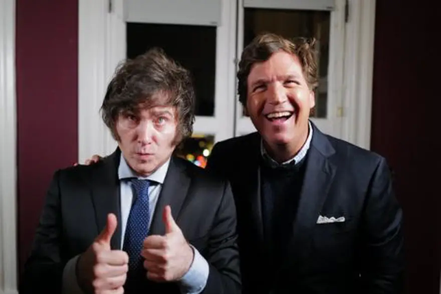 Milei posa con una cara que ya es un sello y Carlson