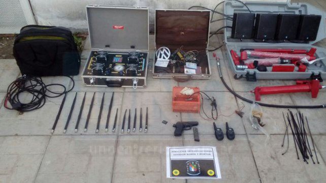 Investigación. El auto fue lo primero que se encontró; arriba el arma calibre 380 entre otras cosas. &nbsp;