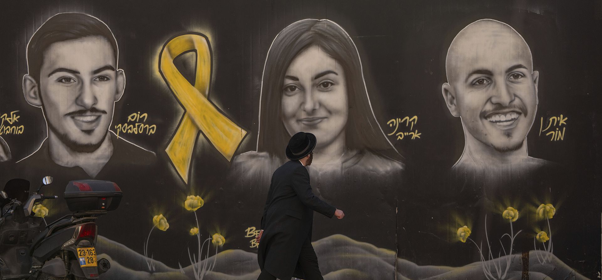 Un hombre judío ultraortodoxo pasa junto a un grafiti que muestra retratos de rehenes retenidos por Hamas en Gaza, en Jerusalén, el lunes 13 de enero de 2025. (Foto AP/Ohad Zwigenberg) Un hombre judío ultraortodoxo pasa junto a un grafiti que muestra retratos de rehenes retenidos por Hamas en Gaza, en Jerusalén, el lunes 13 de enero de 2025. (Foto AP/Ohad Zwigenberg)
