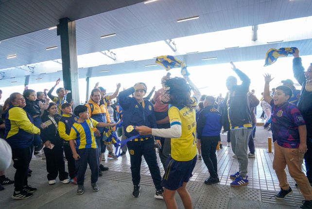 Los hinchas de Central coparon el aeropuerto de Fisherton en la despedida del plantel antes del viaje a Venezuela.