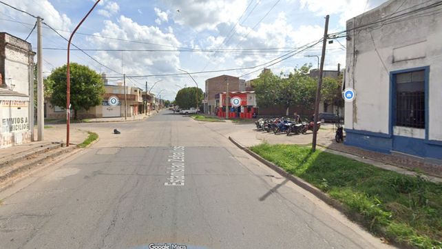 Dos hombres en moto chocaron a una ciclista para robarle y le fracturaron una muñeca