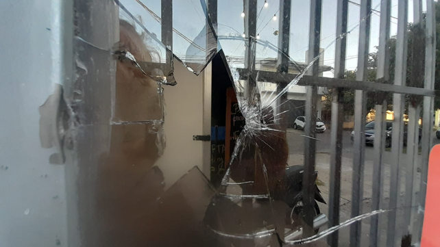 Uno de las balas dio en una ventana de la fábrica de Viamonte al 3600.