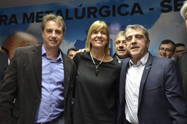 Los senadores provinciales Danilo Capitani (San Jerónimo) y Armando Traferri (San Lorenzo) junto a Rodenas en el acto de hoy.