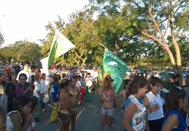 Al ritmo. La murga del barrio se está preparando para hacer bailar a todos los vecinos de Alto Verde.