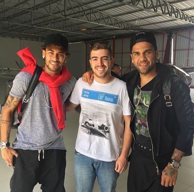 La llegada. Neymar y Dani Alves junto a un fanático que les pidió una foto en el aeropuerto.
