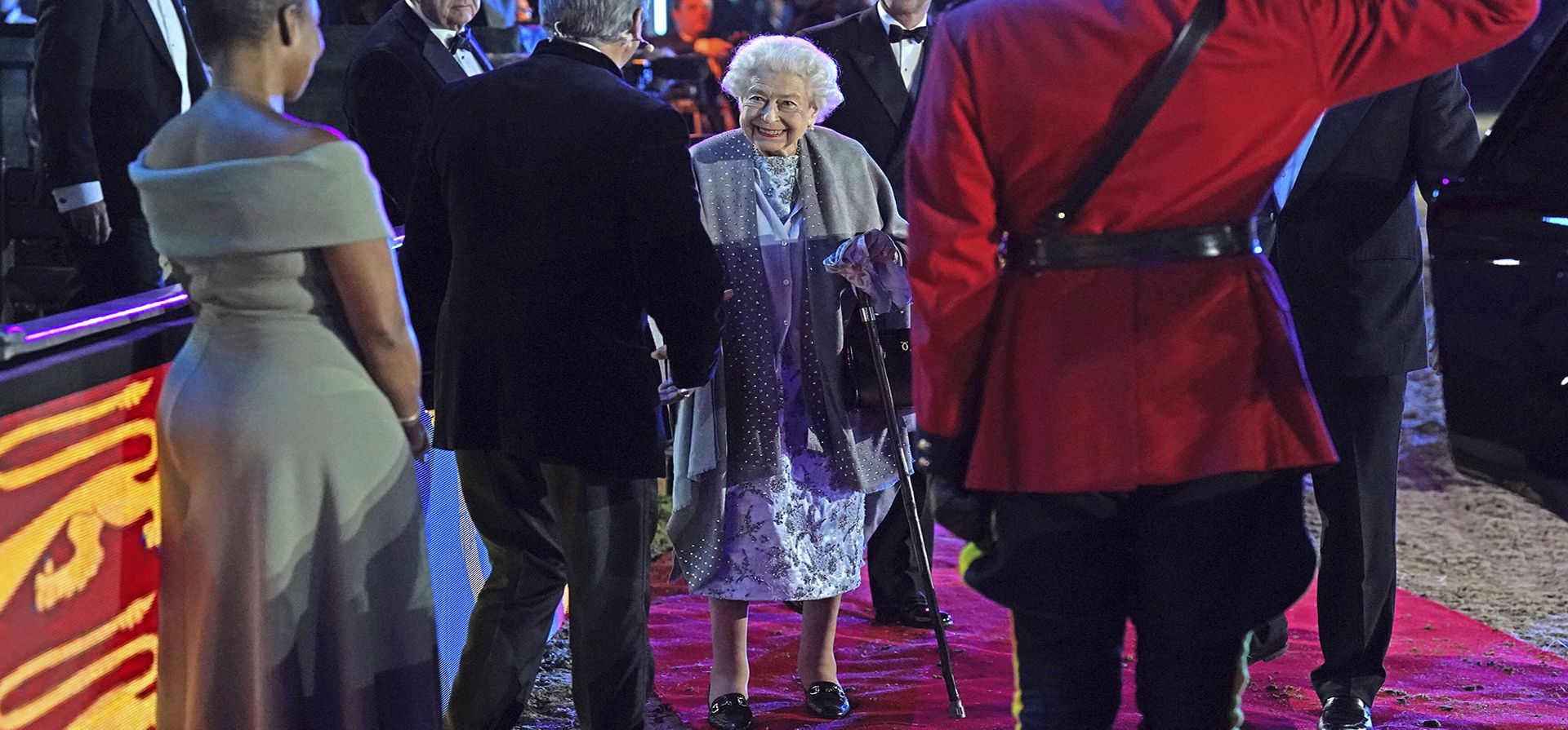 La reina Isabel II parte después de la celebración del Jubileo de Platino 