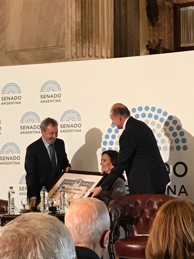 En una emotiva ceremonia, el Senado distinguió al diario La Capital por sus 150 años