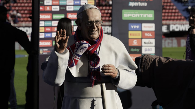 La estatua del Papa Francisco se encuentra en el museo del club, pero ahora fue colocada adentro del campo de juego.