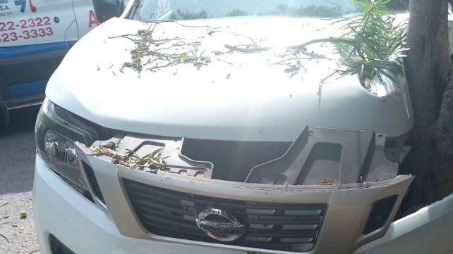 Paraná: una camioneta del municipio chocó contra un árbol