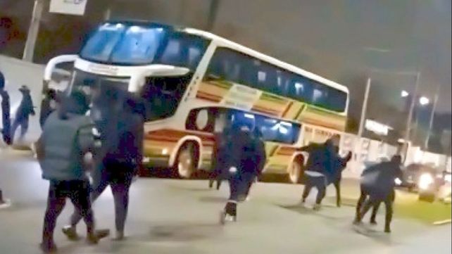 Los jugadores de Quilmes regresaron al club tras perder el clásico y fue recibido por un grupo de alterados hinchas.
