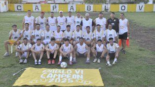 Aquí están, estos son. El plantel canario posa orgullo para la cámara de Ovación. Bien de barrio, Pablo VI fue un orgulloso campeón.