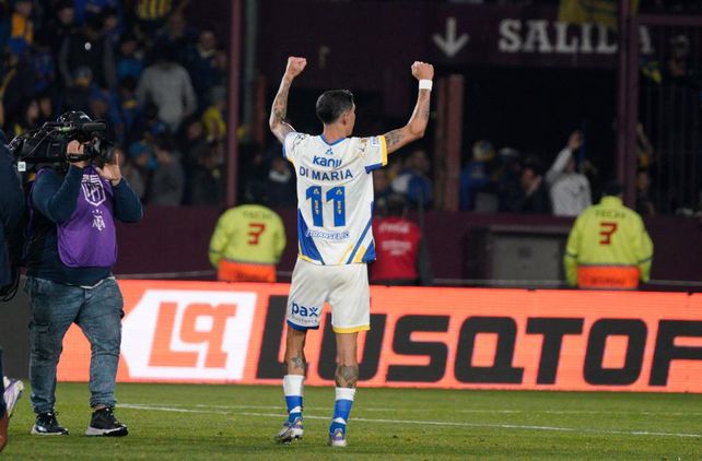 Di María, los brazos en alto y la 11 en su espalda, toda una postal. Ese día Central le ganó a Lanús.