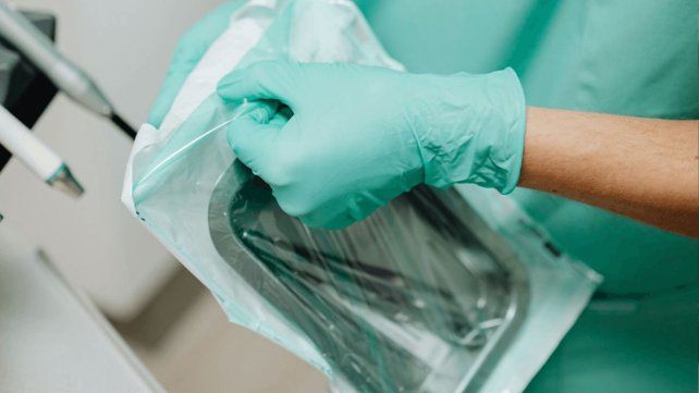 Entre los elementos que prohibió el Anmat figura este instrumento de esterilización usado en cirugías