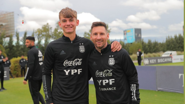 Nico Paz junto Messi