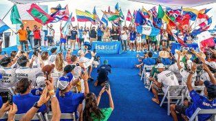 Aguerre inaugurando el Mundial de El Salvador, con 63 países compitiendo en surf.