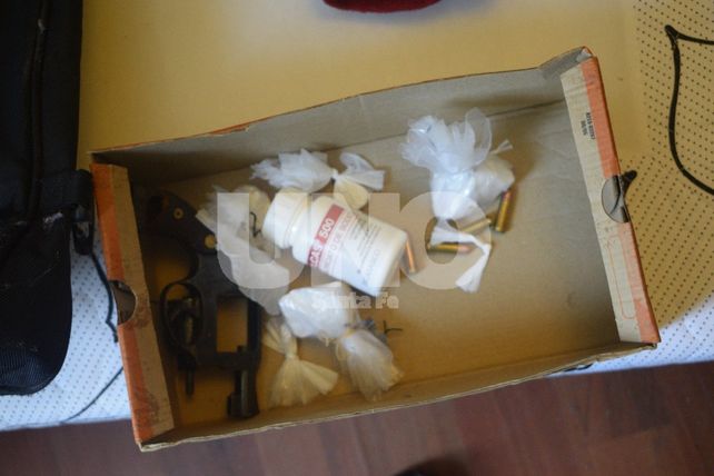 Pelea en un restorán del Puerto dejó dos detenidos, y el secuestro de un arma y drogas