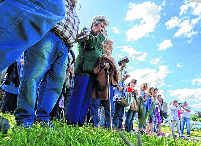 oración. Familiares de la tripulación rezan en conjunto en la Base Naval de Mar del Plata.