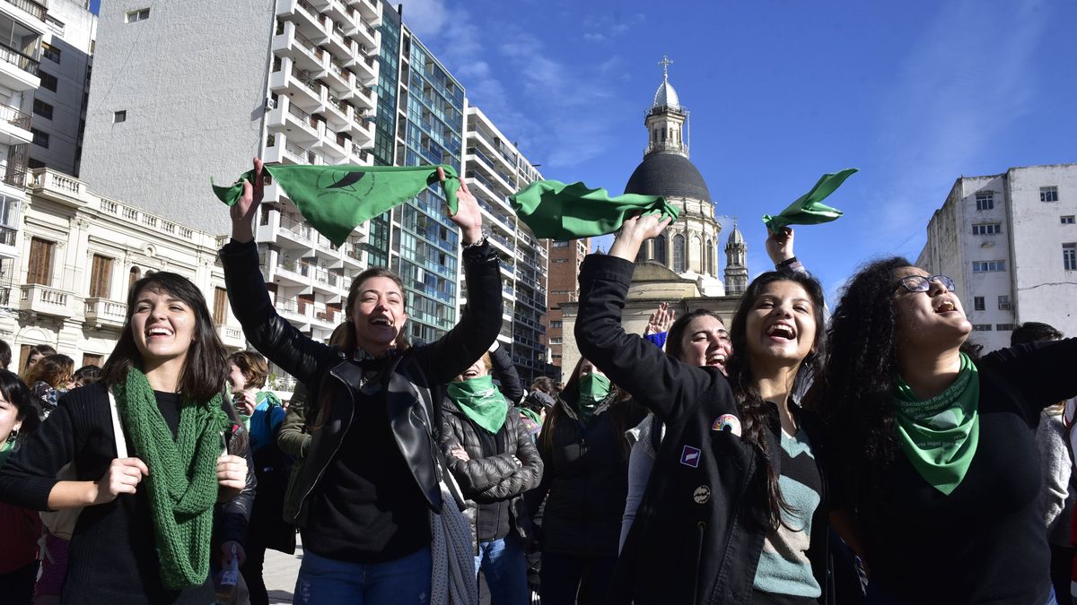 Denuncian agresiones por usar pañuelos verdes a favor del aborto legal