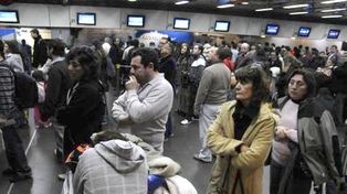 Por el clima, siguen las demoras en los vuelos en Aeroparque