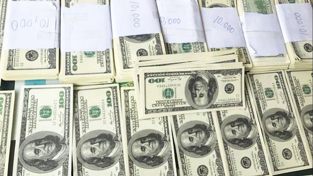 Crearán impuesto que grava la compra de dólares por 5 años