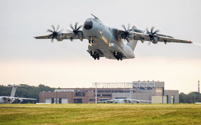 Un Airbus A400M de la Fuerza Aérea Alemana despega desde la base aérea de Wunstorf en la región de Hannover. En vista del rápido avance de los talibanes en Afganistán, la Bundeswehr quiere comenzar a evacuar Ciudadanos alemanes.