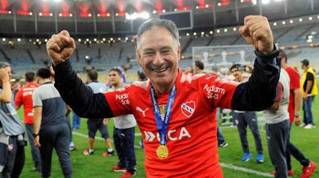 Holan dio marcha atrás y seguirá en Independiente