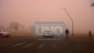 Una densa niebla cubre la ciudad de Santa Fe y alrededores