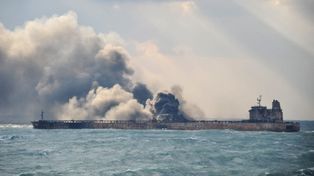 Después de arder durante 8 días, se hundió un petrolero iraní frente a China