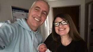Marley junto a su hija Milenka y Aleksandra, la madre subrogante. Desde Estados Unidos, habló de las posibles madrinas de la beba