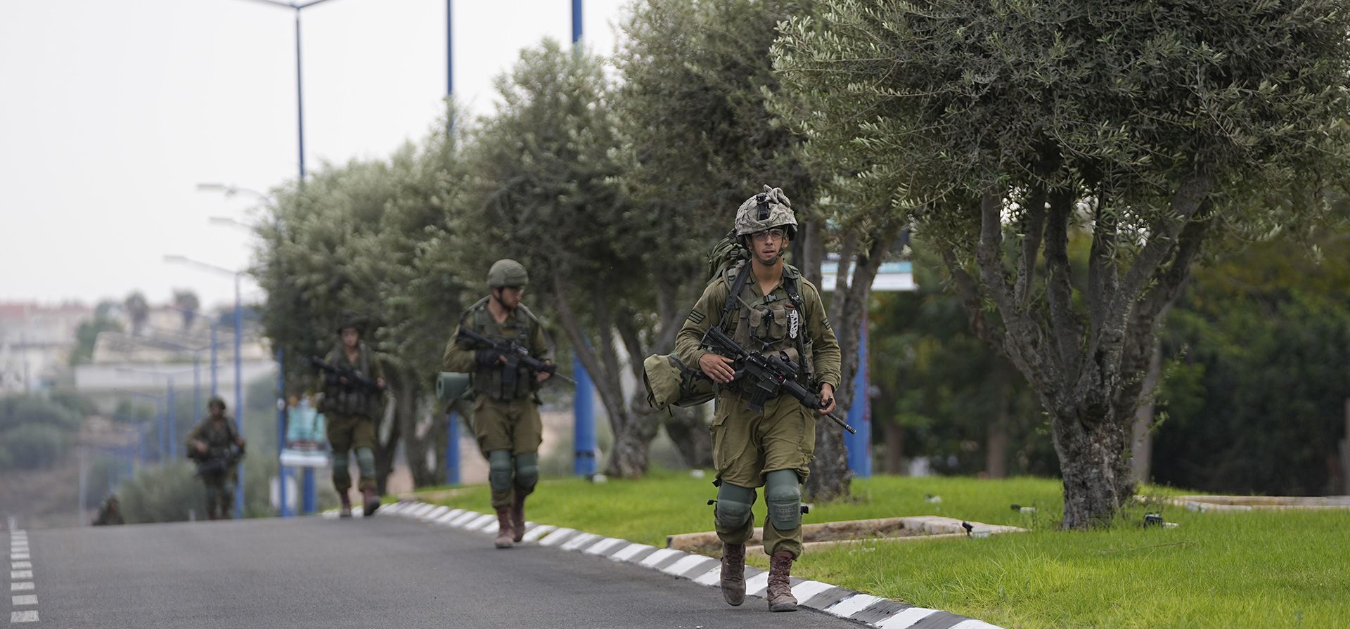 Soldados israelíes llegan a Sderot, una ciudad cercana a la Franja de Gaza, el miércoles 11 de octubre de 2023. (Foto AP/Ohad Zwigenberg) Soldados israelíes llegan a Sderot, una ciudad cercana a la Franja de Gaza, el miércoles 11 de octubre de 2023. (Foto AP/Ohad Zwigenberg)