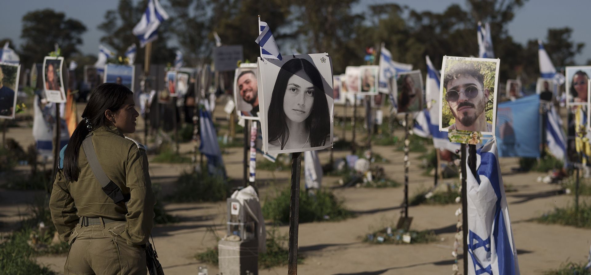 Una mujer, miembro de las fuerzas israelíes, visita el lugar donde los juerguistas fueron asesinados y secuestrados el 7 de octubre por militantes de Hamas en un ataque transfronterizo en el festival de música Nova cerca del kibutz Reim, en el sur de Israel, el martes 5 de marzo de 2024. ( Foto AP/Leo Correa) Una mujer, miembro de las fuerzas israelíes, visita el lugar donde los juerguistas fueron asesinados y secuestrados el 7 de octubre por militantes de Hamas en un ataque transfronterizo en el festival de música Nova cerca del kibutz Reim, en el sur de Israel, el martes 5 de marzo de 2024. ( Foto AP/Leo Correa)