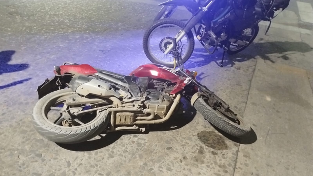 La moto que dejaron tirada en la calle en Pasco y San Martín, a escasos metros del Sindicato de Camioneros. 