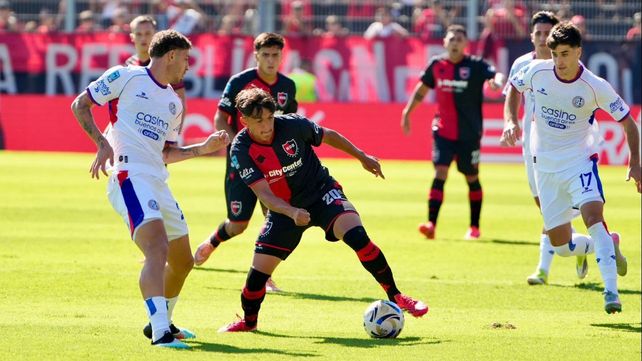 Facundo Guch va con todo y atrás Jerónimo Russo está atento