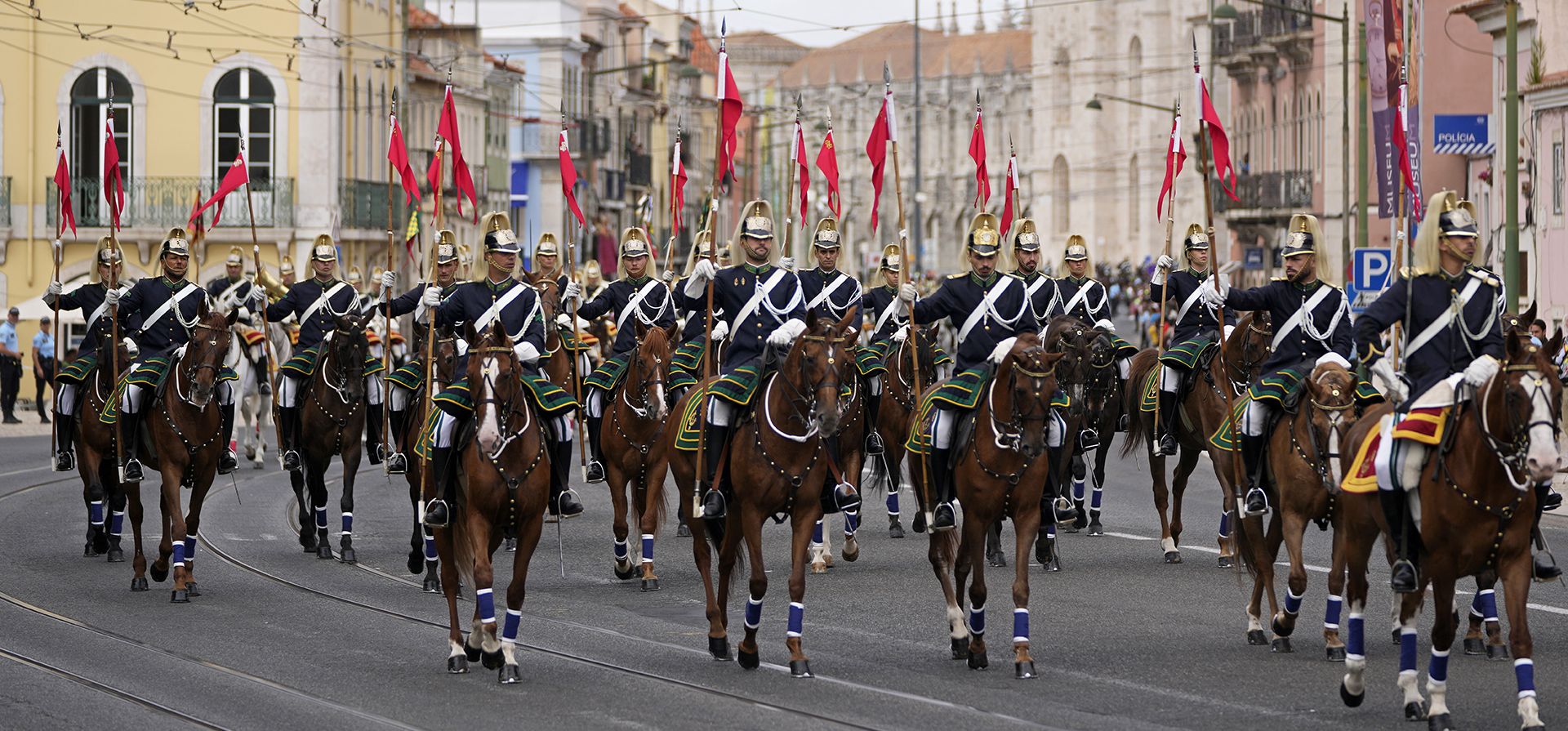 Soldados de la Guardia Nacional Republicana portuguesa llegan a caballo frente al palacio presidencial de Belém para escoltar el automóvil del Papa Francisco después de su reunión con el presidente portugués Marcelo Rebelo de Sousa, en Lisboa, el miércoles 2 de agosto de 2023. (AP Photo/Armando Franca) Soldados de la Guardia Nacional Republicana portuguesa llegan a caballo frente al palacio presidencial de Belém para escoltar el automóvil del Papa Francisco después de su reunión con el presidente portugués Marcelo Rebelo de Sousa, en Lisboa, el miércoles 2 de agosto de 2023. (AP Photo/Armando Franca)