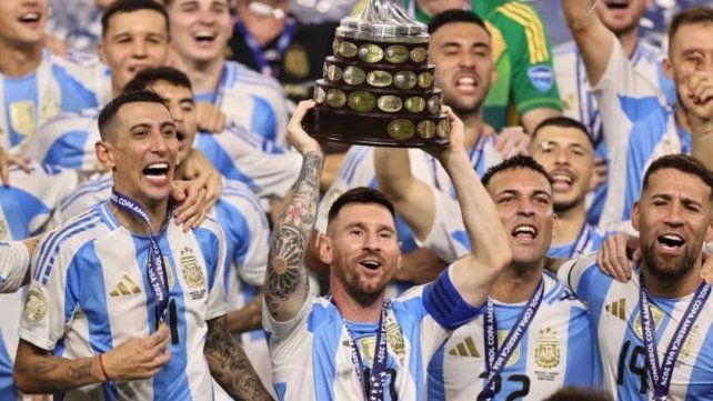 La Selección Argentina sigue mirando a todos desde arriba.