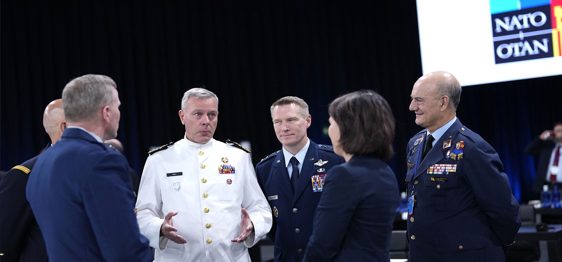 El presidente del Comité Militar de la OTAN, el almirante Rob Bauer, habla con la ministra de Relaciones Exteriores de Alemania, Annalena Baerbock, durante una reunión de mesa redonda en una cumbre de la OTAN en Madrid, España, el jueves 30 de junio de 2022. 