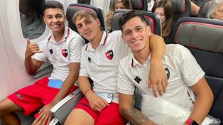 Un sueño. Esteban Fernández, Jerónimo Cacciabue y Brian Aguirre en el avión. Los jóvenes leprosos disfrutaron el encuentro con Messi, como todos sus compañeros.