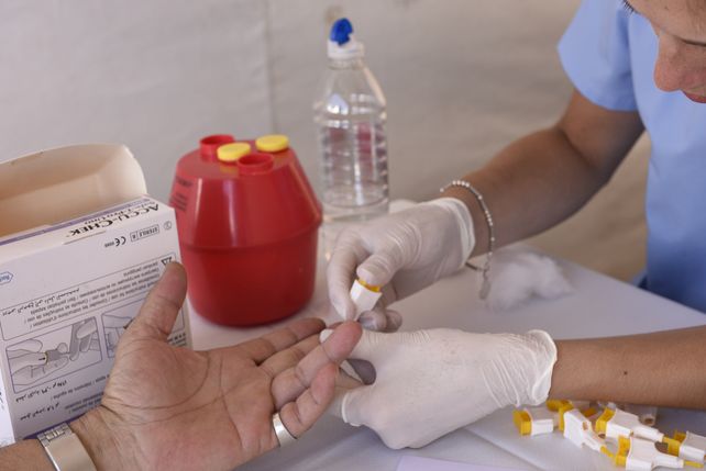 Pruebas. Los exámenes rápidos exigen solo un pequeño pinchazo.