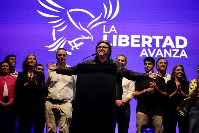 Los referentes nacionales se subieron al escenario junto a Milei