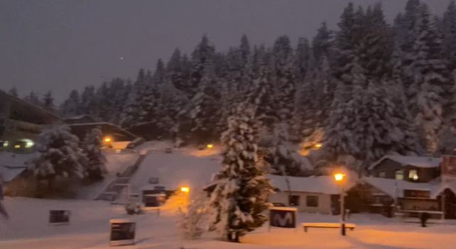 Este martes la tan esperada nieve llegó a la base del centro de deportes de invierno del Cerro Catedral.&nbsp;
